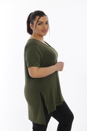 Футболка большого размера с V-образным вырезом с прорезями - хаки (1)