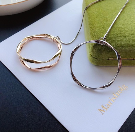 Колье с кулонами