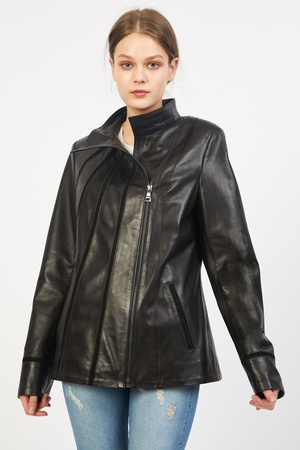 Женская кожаная куртка из замши с деталями