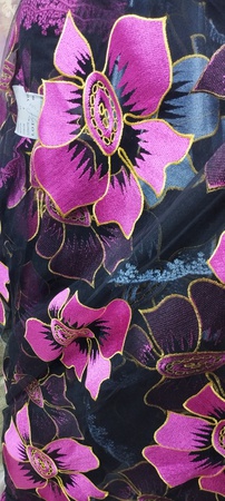 Hochwertige Stickerei auf Tüll