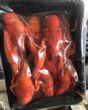 Пресноводные живые и варенные раки в соусе