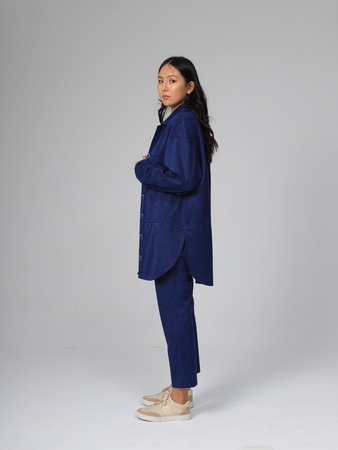 Вельветовая рубашка (удлиненная) и стильные брюки.