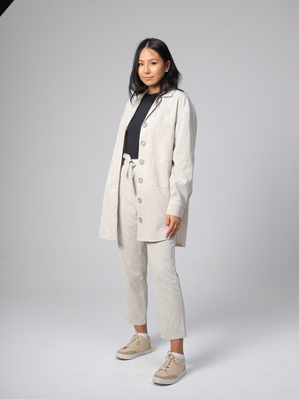 Вельветовая рубашка (удлиненная) и стильные брюки.