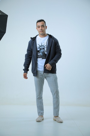 Все виды женской, мужской и детской одежды: футболки, топы, рубашки поло, толстовки и многое другое.