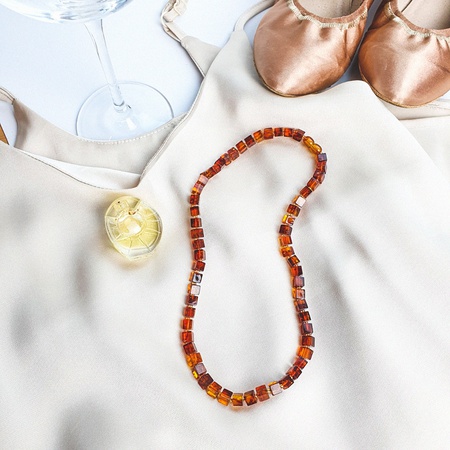 Kehribar boncuklar küp