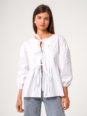 Блузка белая на завяках