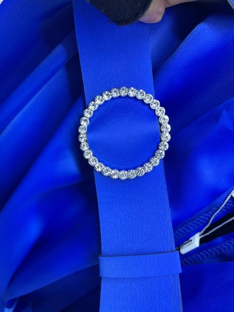 فستان من الحرير بتصميم ملفوف