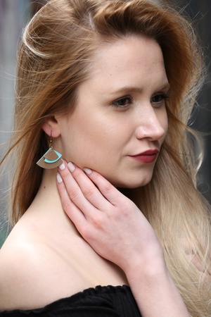 W-126 кожаная серьга