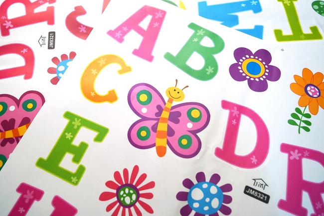 Çocuk odasında renkli harflerle &quot;İngiliz alfabesi&quot; çıkartması