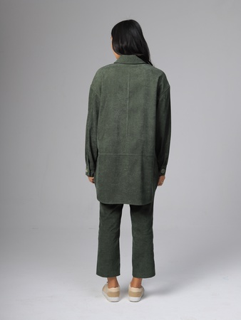 Вельветовая рубашка (удлиненная) и стильные брюки.