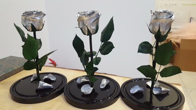 Роза в колбе 28см премиум платиновый