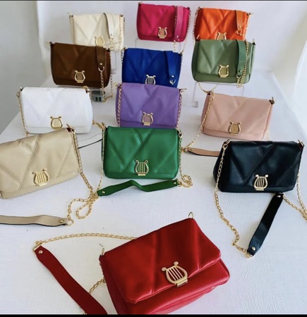 farklı renklerde kadın çantası