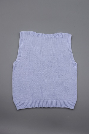 ТРИКОТАЖНЫЙ ЖИЛЕТ ИЗ ЛИСТОВОГО ТРИКОТАЖА С 4 КНОПКАМИ