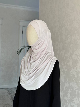 Амирка Айша с бони в нахлест