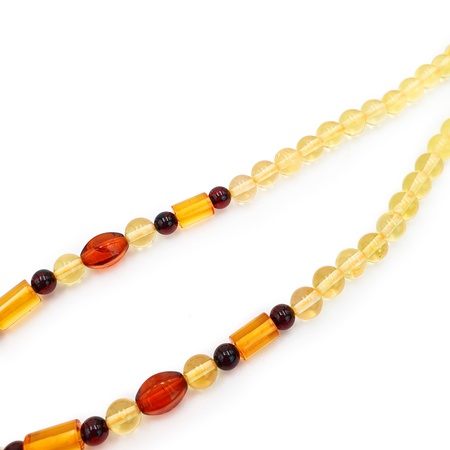 Amberden bir kolye ile kolye