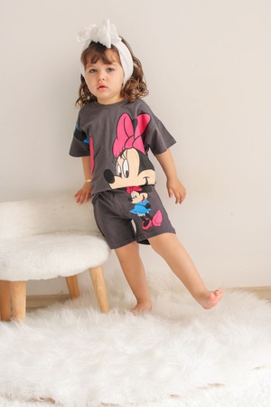 Bir kız için iki parça takım elbise