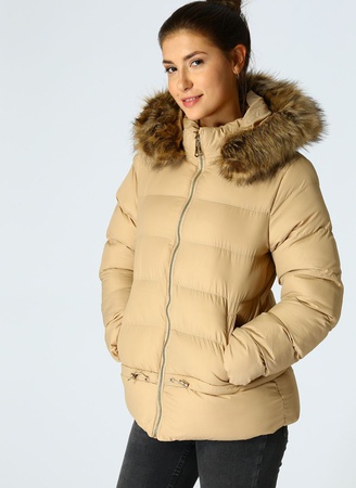 Женская зимняя куртка с капюшоном