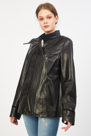 Женская кожаная куртка из замши с деталями