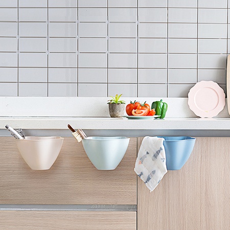 Dolap kapağına sabitlenmiş plastik çöp sepeti