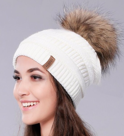 Женская зимняя шапка с помпоном из нат. меха енота