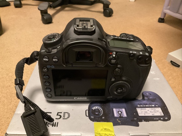 Canon EOS 5D Mark iii .