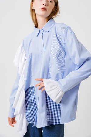 Рубашка голубая с воланами