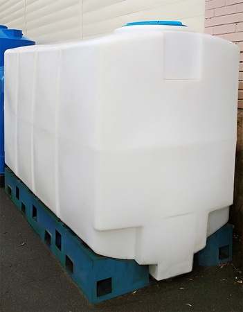 3750 л (с полным сливом) в обрешетке пластиковая прямоугольная емкость