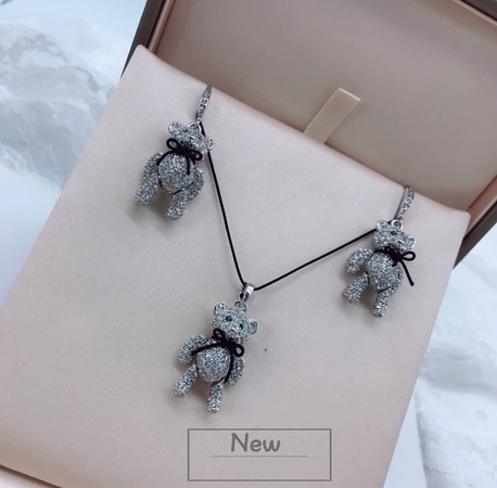 Колье с кулонами