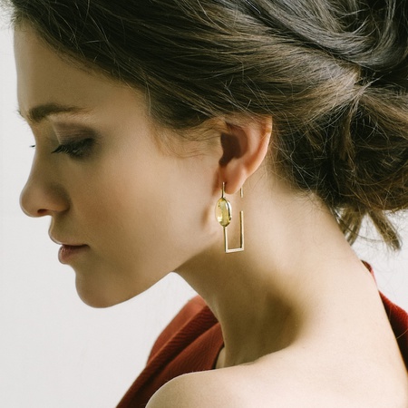 Геометричные серьги из серебра с позолотой и светлым янтарём