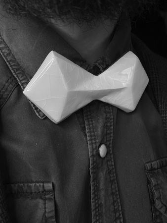 Uniseks papyon. Beyazın Kenarları. Seramik ve deri.