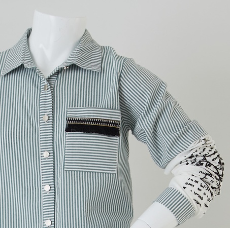 Полосатая рубашка с принтом / Капри