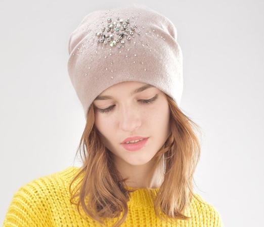 Женская шапка бини со стразами