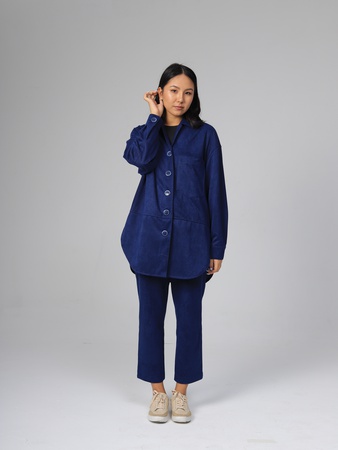 Вельветовая рубашка (удлиненная) и стильные брюки.