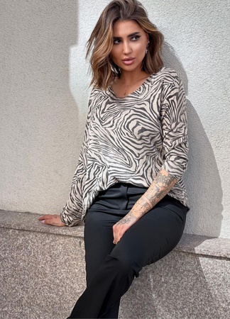 Bayan giyim: kazaklar, bluzlar, yarı-over'lar, süveterler, trikolar, elbiseler, pantolonlar, etekler