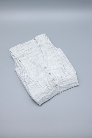 ТРИКОТАЖНЫЙ ЖИЛЕТ ИЗ ЛИСТОВОГО ТРИКОТАЖА С 4 КНОПКАМИ