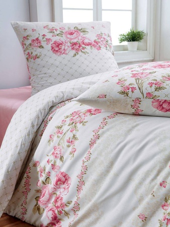 Постельное белье, полотенца, скатерти, наматрасники, чехлы на диваны и стулья, коврики для ванных комнат.