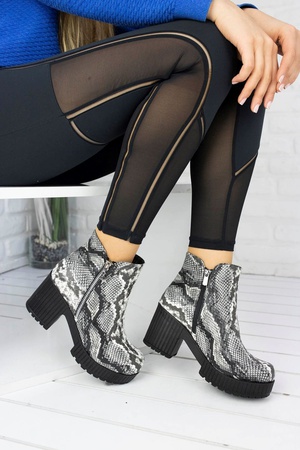 Женские ботинки на толстом каблуке под кожу змеи