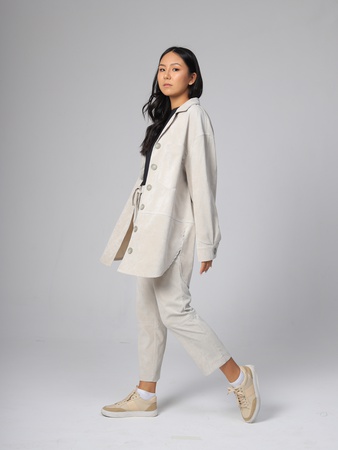 Вельветовая рубашка (удлиненная) и стильные брюки.