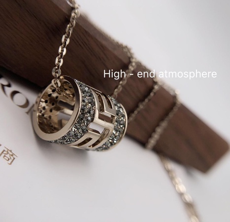 Колье с кулонами