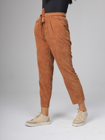 Вельветовая рубашка (удлиненная) и стильные брюки.