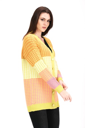 Красочный вязаный кардиган с узором "лом"