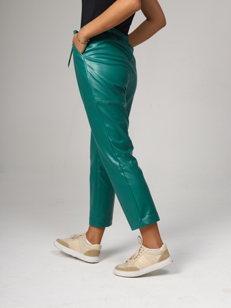 皮革衬衫和时尚的裤子