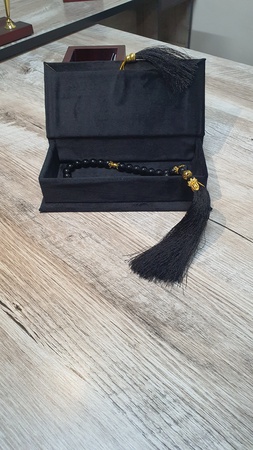 Шкатулка для тасбиха  Размеры: Длина: 18 см Ширина: 9 см Высота: 4 см Материал – Кадифе и hdf фанера Цвет: Белый, Черный, синий, зеленый, красный, фиолетовый