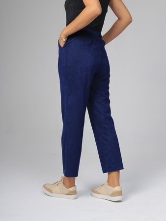 Вельветовая рубашка (удлиненная) и стильные брюки.