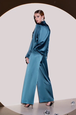 Women's suit shirt and bell-bottomed steel trousers