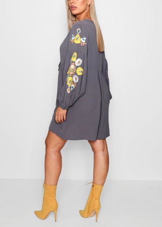 Вышитое стильное женское платье