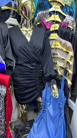 Трендовое платье с перьями