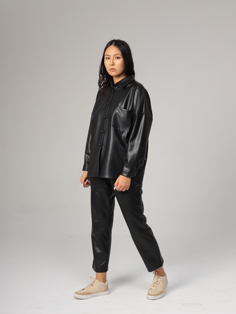 Deri gömlek ve şık pantolon