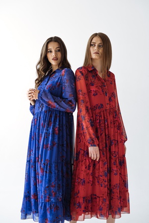 ЯРУСНОЕ ПЛАТЬЕ В ЦВЕТЫ НА КРАСНОМ ФОНЕ