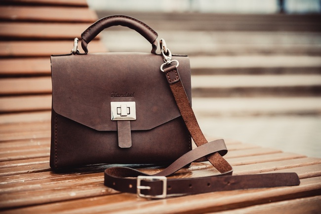 Сумка кожаная на застёжке с плечевым ремнём